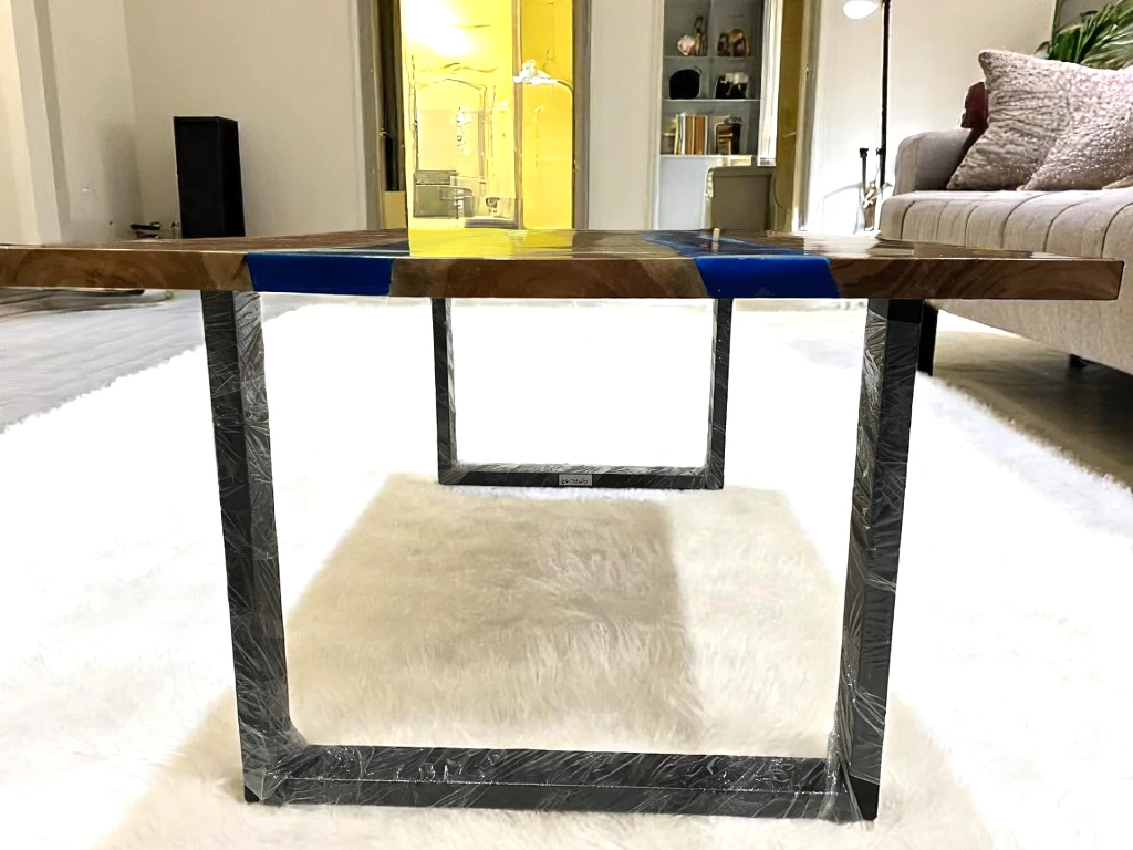 Gleaming Elegance : Stunning Epoxy Dining Table